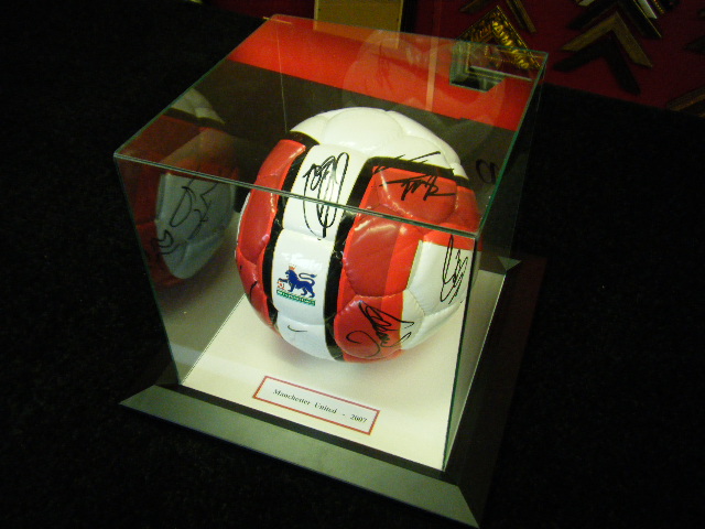 Man United - team signed ball